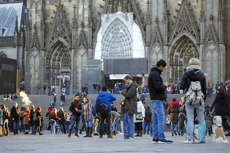 Symbolfoto Bahnhofsvorplatz in Köln