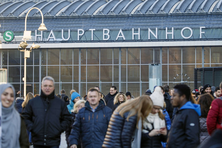 Symbolfoto Bahnhofsvorplatz in Köln
