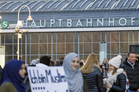 Symbolfoto Bahnhofsvorplatz in Köln