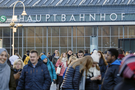 Symbolfoto Bahnhofsvorplatz in Köln