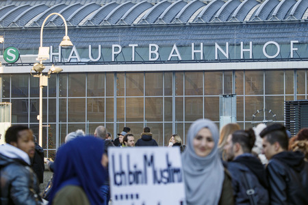 Symbolfoto Bahnhofsvorplatz in Köln