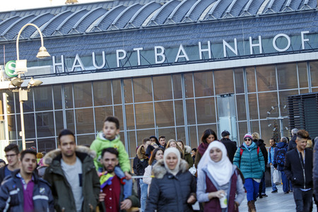 Symbolfoto Bahnhofsvorplatz in Köln