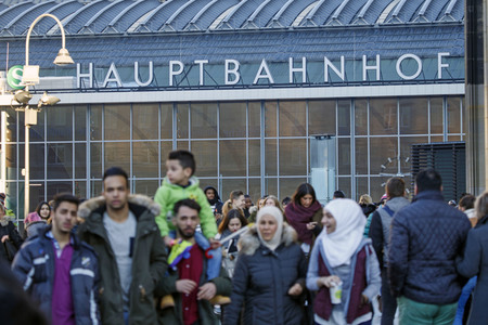Symbolfoto Bahnhofsvorplatz in Köln