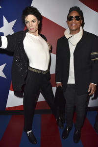 Jermaine Jackson besucht die Wachsfigur von Michael Jackson bei Madame Tussauds Berlin