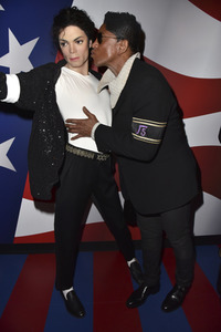 Jermaine Jackson besucht die Wachsfigur von Michael Jackson bei Madame Tussauds Berlin