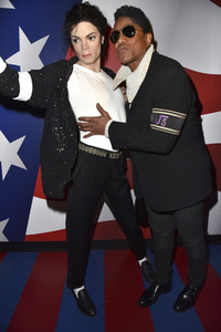Jermaine Jackson besucht die Wachsfigur von Michael Jackson bei Madame Tussauds Berlin