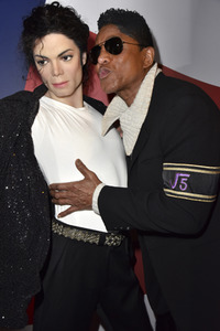 Jermaine Jackson besucht die Wachsfigur von Michael Jackson bei Madame Tussauds Berlin
