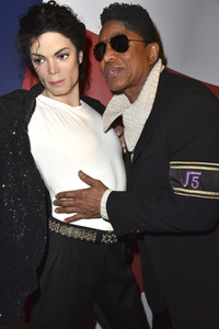 Jermaine Jackson besucht die Wachsfigur von Michael Jackson bei Madame Tussauds Berlin