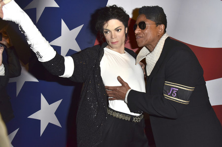 Jermaine Jackson besucht die Wachsfigur von Michael Jackson bei Madame Tussauds Berlin