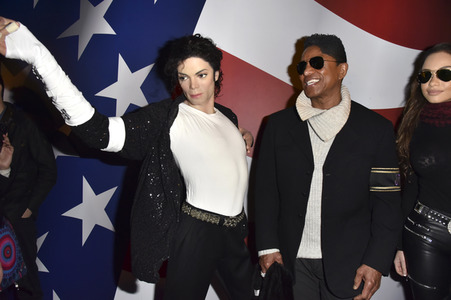 Jermaine Jackson besucht die Wachsfigur von Michael Jackson bei Madame Tussauds Berlin