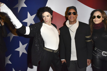 Jermaine Jackson besucht die Wachsfigur von Michael Jackson bei Madame Tussauds Berlin