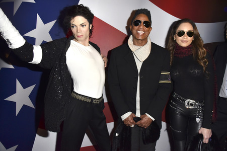 Jermaine Jackson besucht die Wachsfigur von Michael Jackson bei Madame Tussauds Berlin