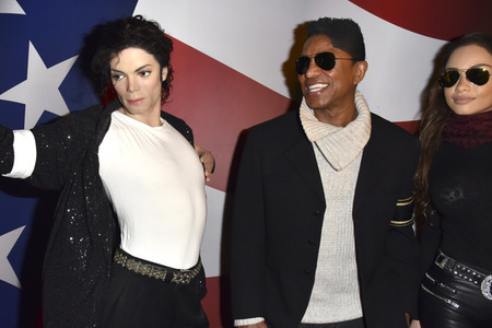 Jermaine Jackson besucht die Wachsfigur von Michael Jackson bei Madame Tussauds Berlin