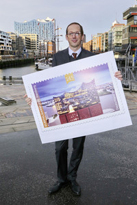 Präsentation der Elbphilharmonie Briefmarke in Hamburg