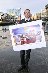 Präsentation der Elbphilharmonie Briefmarke in Hamburg