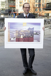 Präsentation der Elbphilharmonie Briefmarke in Hamburg