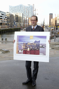 Präsentation der Elbphilharmonie Briefmarke in Hamburg
