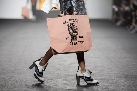Ana Locking Fashion Show auf der Mercedes-Benz Fashion Week Madrid AW 2017