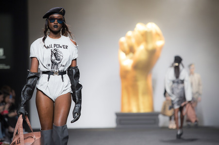 Ana Locking Fashion Show auf der Mercedes-Benz Fashion Week Madrid AW 2017