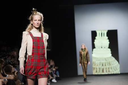 Teresa Helbig Fashion Show auf der Mercedes-Benz Fashion Week Madrid AW 2017