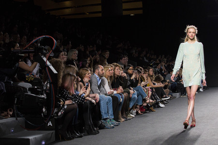 Teresa Helbig Fashion Show auf der Mercedes-Benz Fashion Week Madrid AW 2017
