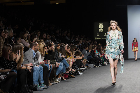 Teresa Helbig Fashion Show auf der Mercedes-Benz Fashion Week Madrid AW 2017