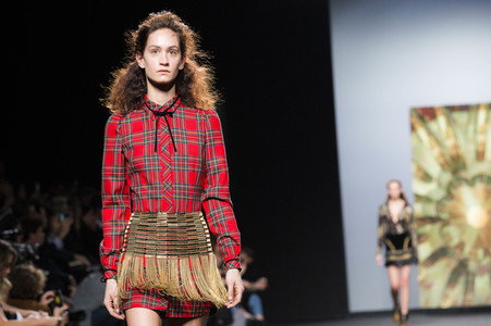 Teresa Helbig Fashion Show auf der Mercedes-Benz Fashion Week Madrid AW 2017