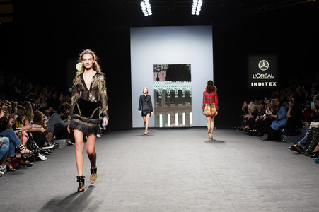 Teresa Helbig Fashion Show auf der Mercedes-Benz Fashion Week Madrid AW 2017