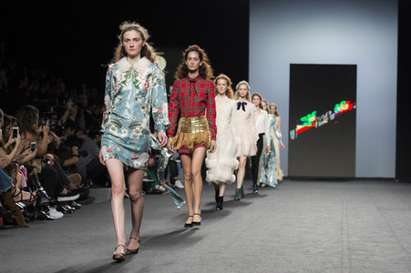 Teresa Helbig Fashion Show auf der Mercedes-Benz Fashion Week Madrid AW 2017