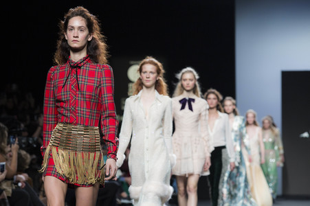 Teresa Helbig Fashion Show auf der Mercedes-Benz Fashion Week Madrid AW 2017