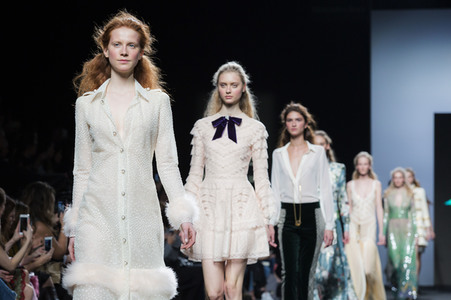 Teresa Helbig Fashion Show auf der Mercedes-Benz Fashion Week Madrid AW 2017