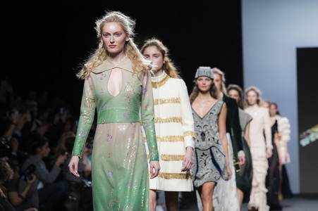 Teresa Helbig Fashion Show auf der Mercedes-Benz Fashion Week Madrid AW 2017