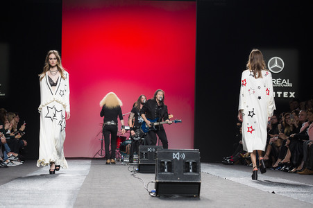 Juana Martin Fashion Show auf der Mercedes-Benz Fashion Week Madrid AW 2017