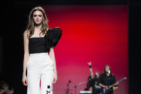 Juana Martin Fashion Show auf der Mercedes-Benz Fashion Week Madrid AW 2017