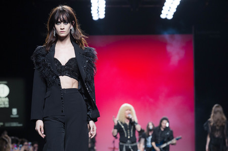 Juana Martin Fashion Show auf der Mercedes-Benz Fashion Week Madrid AW 2017