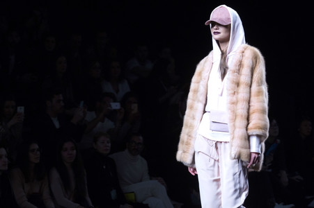 Jesús Lorenzo  Fashion Show auf der Mercedes-Benz Fashion Week Madrid AW 2017