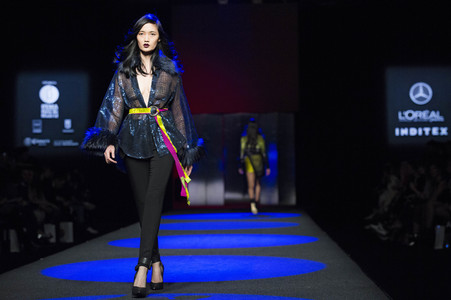 Esther Noriega Fashion Show auf der Mercedes-Benz Fashion Week Madrid AW 2017