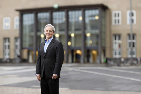 Kirk W. Junker besucht die Iniversität zu Köln