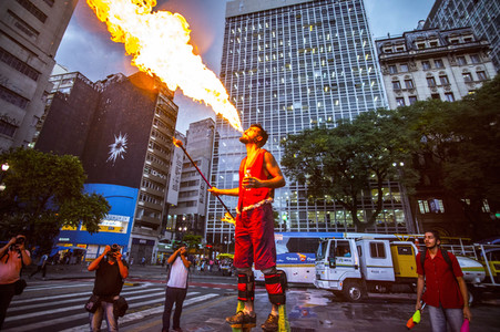 Feuerspucker beim Karneval in Sao Paulo