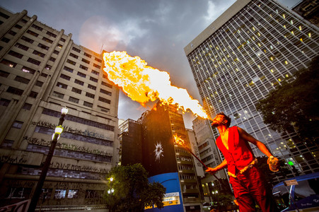Feuerspucker beim Karneval in Sao Paulo