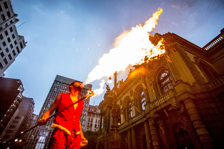 Feuerspucker beim Karneval in Sao Paulo