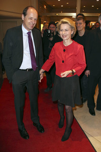 Theaterpremiere 'Alles muss glänzen - The Homemaker' in Berlin