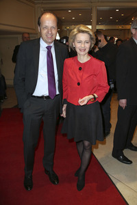 Theaterpremiere 'Alles muss glänzen - The Homemaker' in Berlin