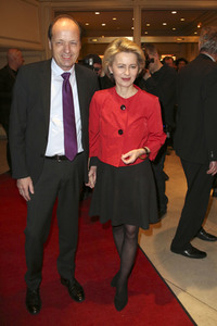 Theaterpremiere 'Alles muss glänzen - The Homemaker' in Berlin