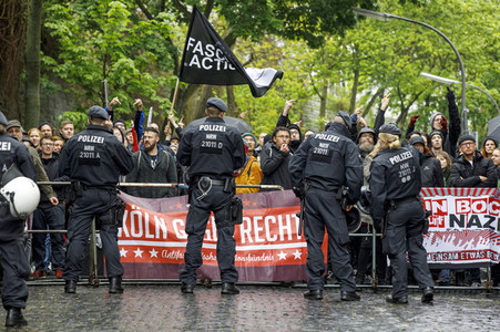 Linke und rechte Demonstrationen in Köln