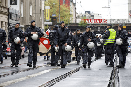 Linke und rechte Demonstrationen in Köln