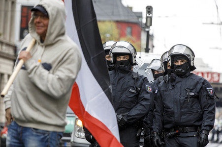 Linke und rechte Demonstrationen in Köln