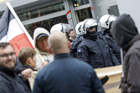 Linke und rechte Demonstrationen in Köln