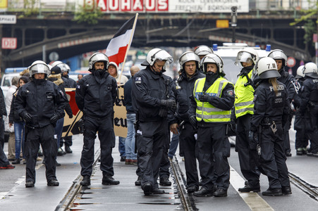 Linke und rechte Demonstrationen in Köln