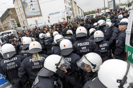 Linke und rechte Demonstrationen in Köln